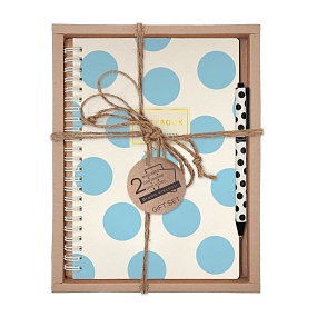 НАБОР ПОДАРОЧНЫЙ "LIGHT BLUE POLKA DOTS"  (ТЕТРАДЬ BV НА ГРЕБНЕ В КЛЕТКУ И РУЧКА)
Арт. 7-60-201/15-3